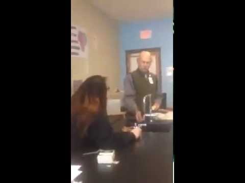 بالفيديو خناقة عنيفة بين طالبة أميركية ومعلمها