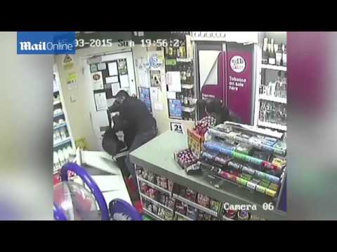 شاهد هجوم صاحب متجر على شاب حاول سرقته