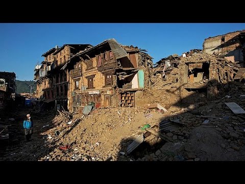 شاهد النيباليون يلملمون جراحهم عقب الزلزال