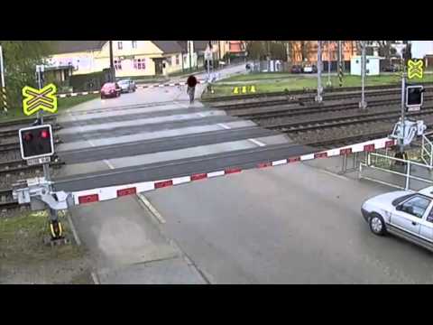 نجاة رجل من دهس قطار مسرع