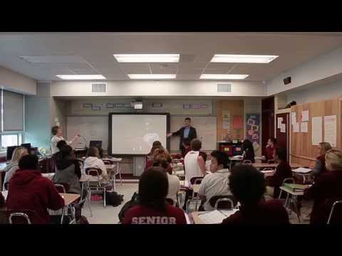 بالفيديو معلم يستعين بالطلاب في خطبة زميلته