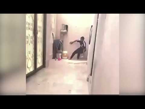 بالفيديو نمر يهاجم رجلًا داخل منزله في موقف مثير