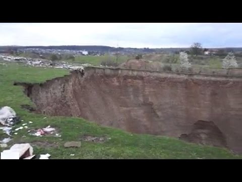 بالفيديو حفرة عملاقة تبتلع 7 منازل في أوكرانيا