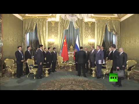 لحظة لقاء بوتين ونظيره الصيني في موسكو