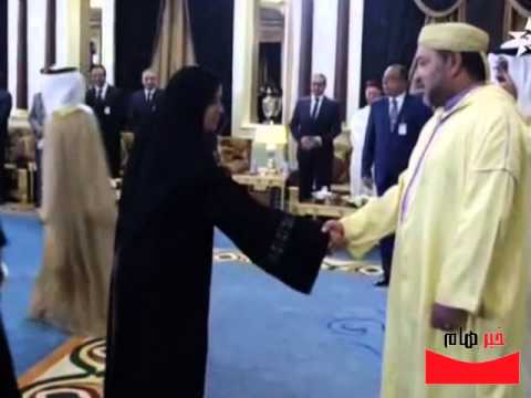 بالفيديو استحياء الملك محمد السادس عندما سلمت عليه امرأة إماراتية
