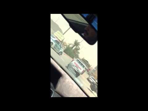 شاهد اعتداء شابين على دورية شرطة سعودية