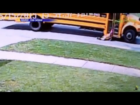 شاهد حافلة مدرسية تسحل تلميذة داخل مدرسة في أمريكا