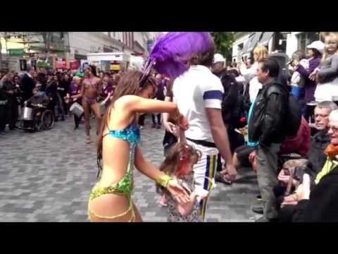 فيديو الراقصات يتصدرن عيد الحصاد في الدنمارك