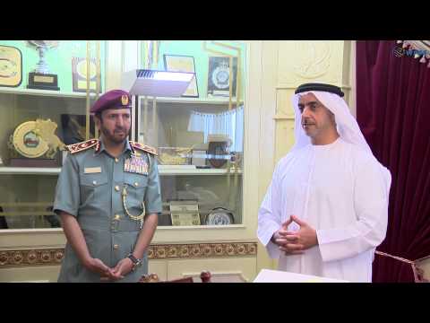 شاهد سيف بن زايد يمنح 5 شرطيين ميداليات التميّز الوظيفي