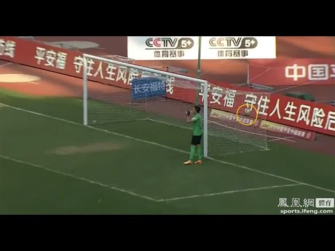 فيديو حارس يستقبل هدفًا أثناء شرب الماء