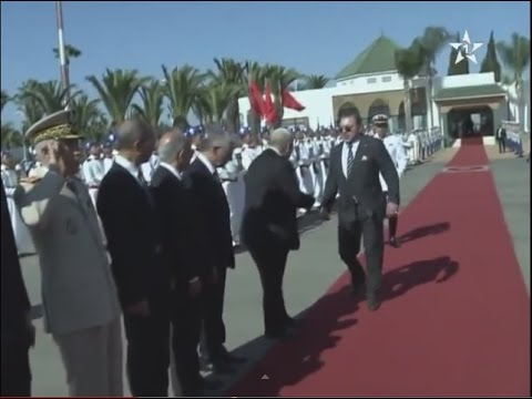 شاهد رد فعل الملك المغربي عندما حاول بنكيران التحدث معه