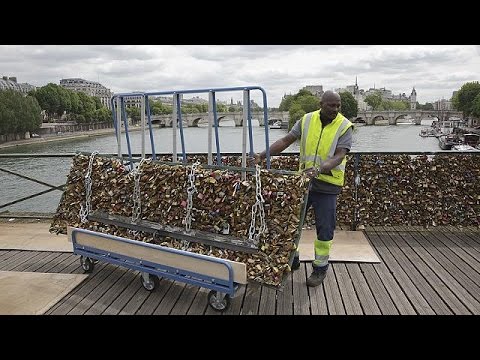 سحب 45 طنًا من أقفال الحب من جسر الفنون