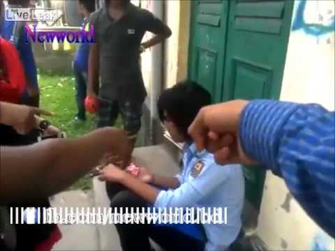 بالفيديو فتاة تضرب حبيبها بالحذاء على وجهه