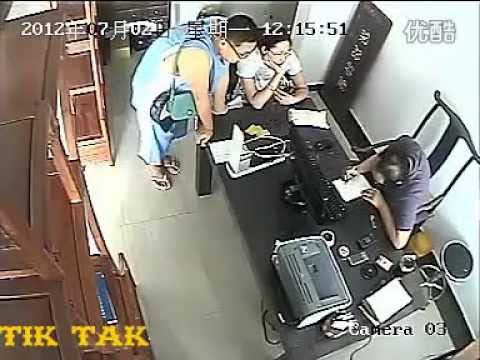 شبان يعتدون بالضرب على موظف داخل مقر علمه