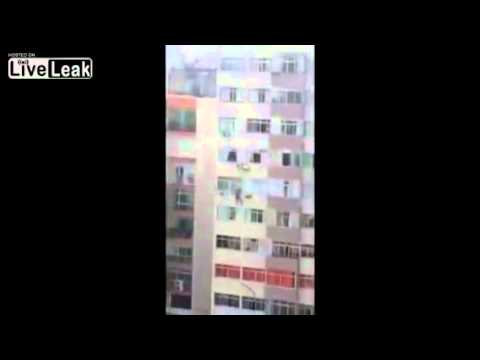 شاهد لحظة سقوط حرامي من الطابق العاشر