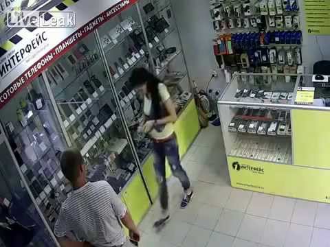 شاب يضرب بائعة في محل للهواتف المحمولة
