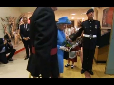 حرس ملكة بريطانيا يضرب وجه حاملة الورد