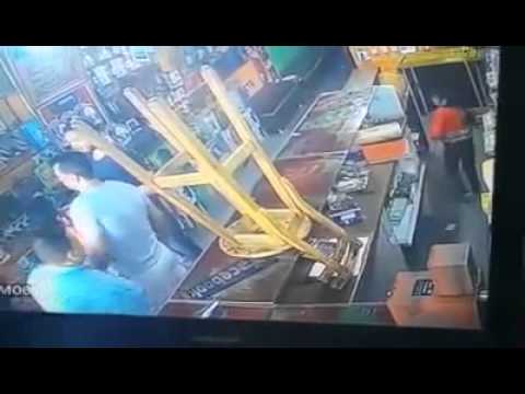 فيديو رجل يستخدم طفليه في سرقة 10 آلاف جنيه