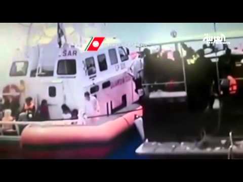 شاهد مهاجرون غير شرعيين عالقين في معبر إيطالي