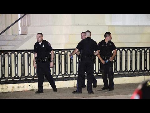 شاهد مسلح يطلق النار على ثمانية أشخاص داخل كنيس