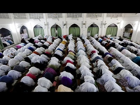 شاهد المسلمون يستقبلون شهر رمضان