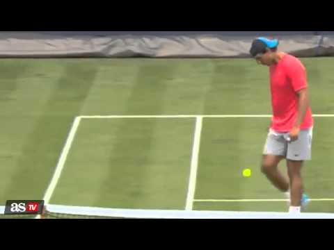 فيديو نجم التنس نادال يستعرض مهاراته في كرة القدم