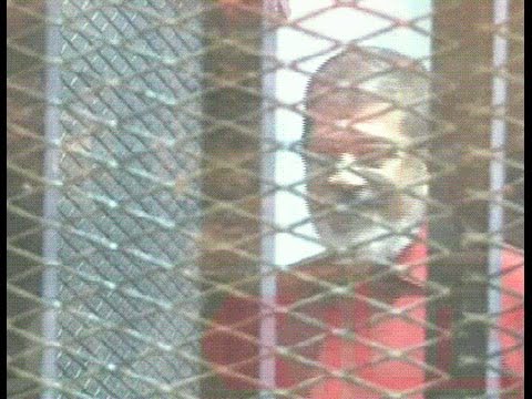 شاهد الرئيس المعزول محمد مرسي يبتسم خلال محاكمته