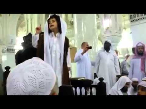فيديو طفل يدهش المصلين في المسجد الحرام بخطبة جريئة