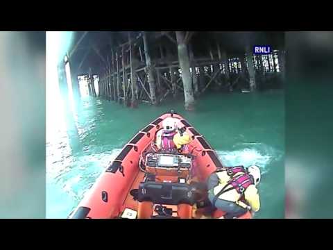 شاهد لحظة إنقاذ مخمور قفز في المياه