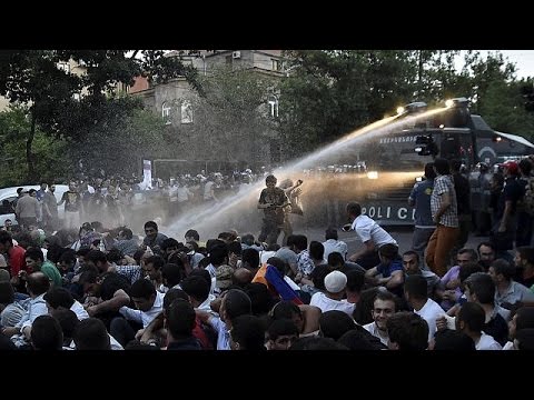 بالفيديو الشرطة تفرق متظاهرين احتجوا على رفع اسعار ألكهرباء