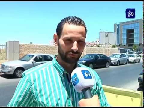 شاهد استياء من الحفر وعدم تجاوب السلطات لمطالب إصلاح طريق المطار