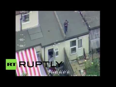 شاهد مقطع صور من مروحية يعرض مجنونًا يلوح بساطور