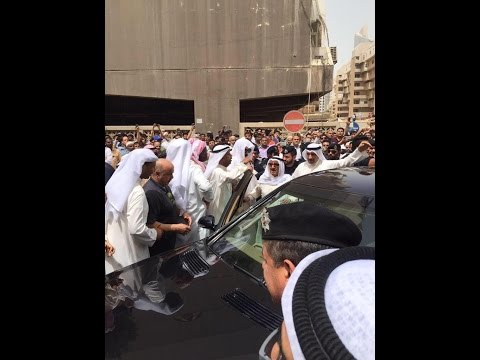 فيديو أمير الكويت يزور موقع تفجير مسجد الصادق