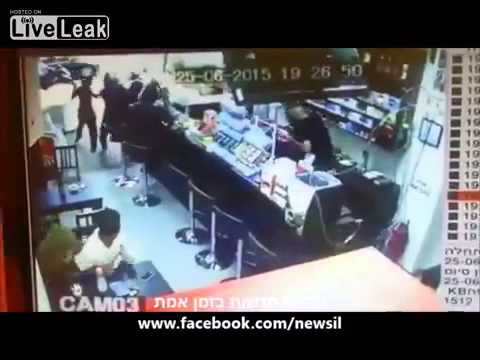 شاهد إطلاق النار على رجلين داخل مقهى في إسرائيل