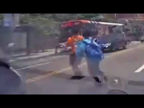 بالفيديو أطفال يعبرون الشارع بطريقة جنونية ويتسببون في   حادث