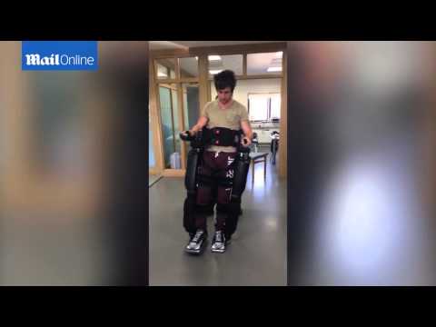 شاهد لحظة تمكن شاب مشلول من السير لأول مرة