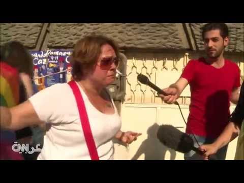 شاهد الشرطة التركية تطلق رذاذ الفلفل على موكب للمثليين