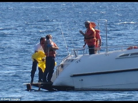 شاهد خفر السواحل التركي ينقذ رضيعة وسط البحر