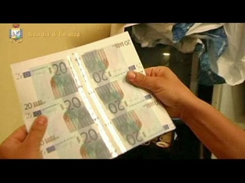 بالفيديو الأمن الايطالي يوقف ثلاثة مزورين لليورو داخل الدولة