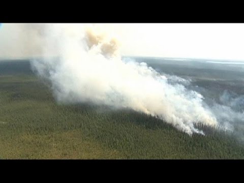 شاهد حرائق الغابات تجبر الكنديين على إخلاء منازلهم