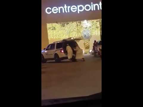 شاهد تعامل أعضاء الأمر بالمعروف مع شاب