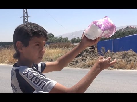 شاهد طفل سوري يبيع المناديل لتوفير ثمن علاج يده