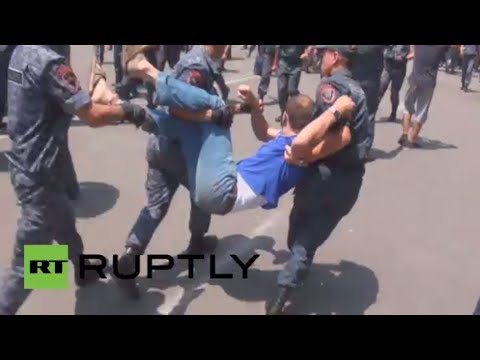 شاهد الشرطة تفرق المعتصمين وتحتجز 46 منهم