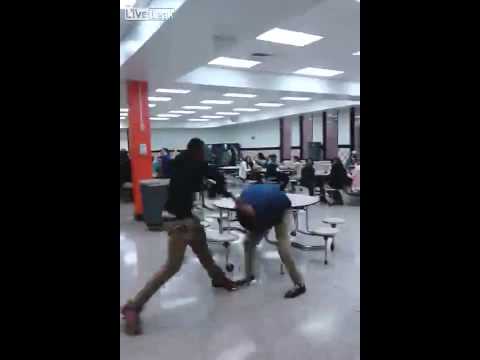 «خناقة» بالأيدي بين طالبين داخل مدرسة