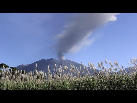 بالفيديو خمسة مطارات تغلق بسبب ثوران بركان راونغ