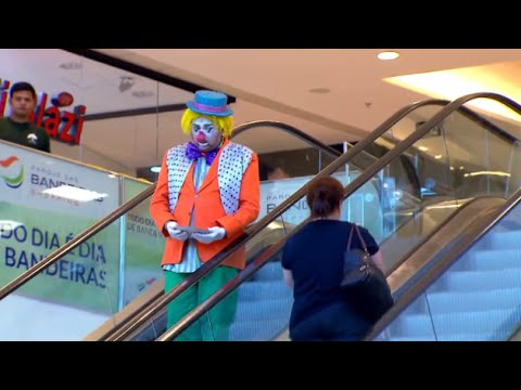 شاهد نهاية مأساوية لمهرج ألقى فطيرة على وجه سيدة