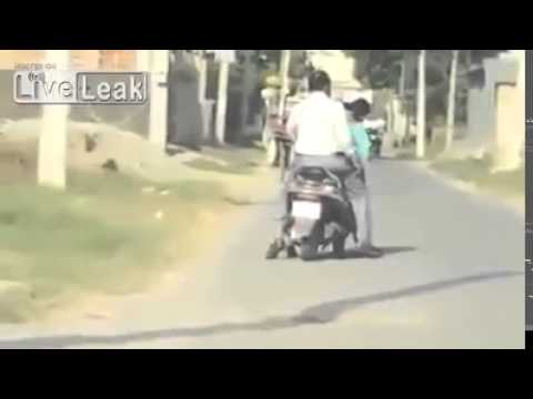 شاهد رجل يصاب بحالة هستيرية ويضرب زوجته