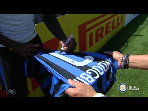 شاهد لاعبو إنتر ميلان يوقعون الأوتوجراف لجماهير الفريق
