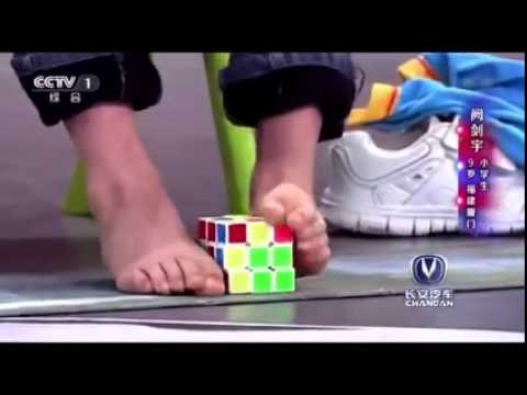 بالفيديو طفل صيني عبقري يحل مكعبات روبيك