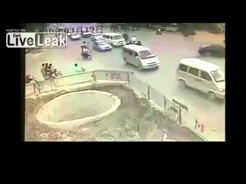 بالفيديو قائد دراجة يعاقب نفسه بجنون بسبب إخفاقه